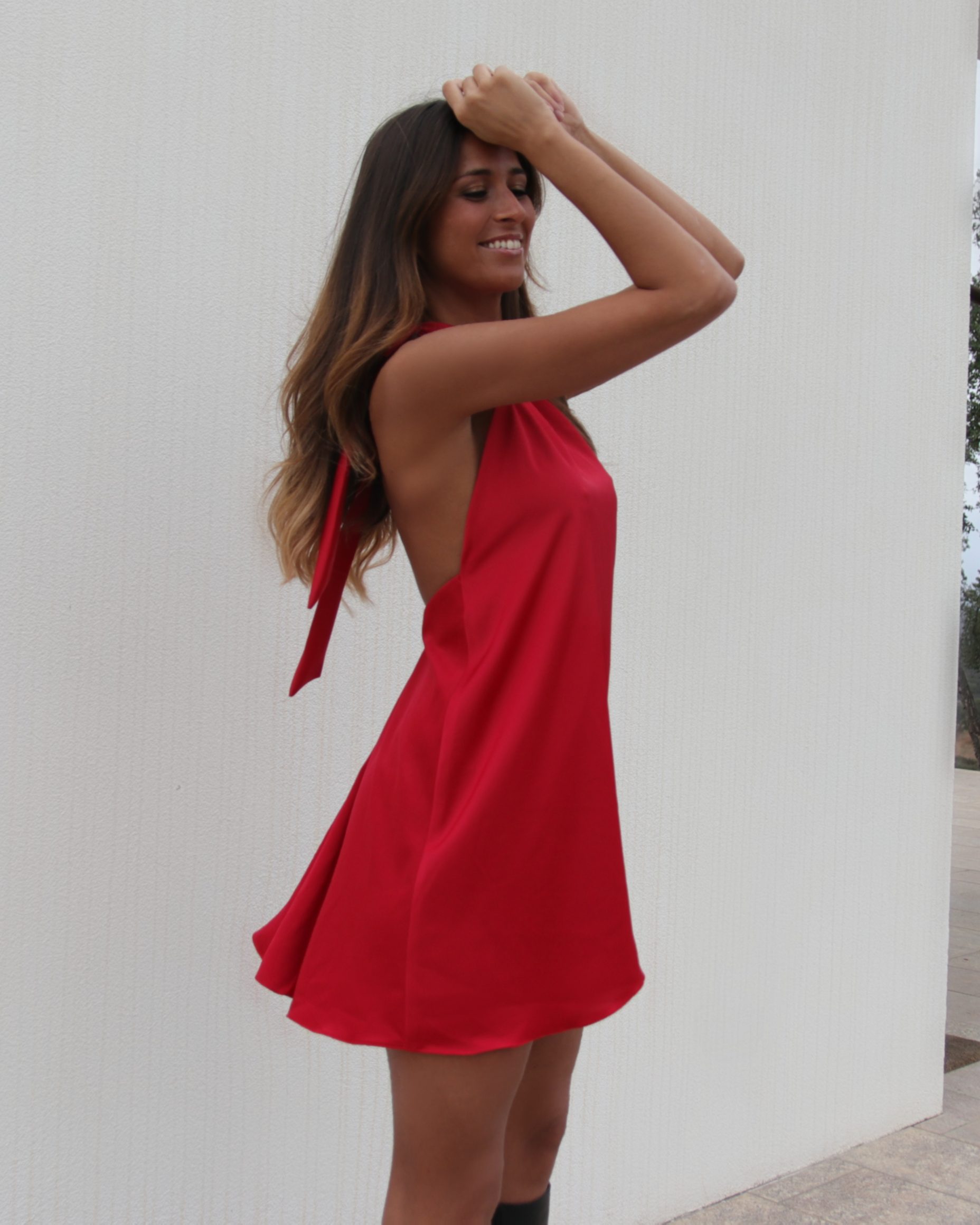 Vestido corto de avellana satén rojo sin espalda y encaje